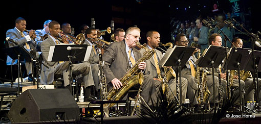 Le LCJO, au premier plan, Joe Temperley,  l'extrme Gauche Wynton Marsalis, Vitoria 2009 © Jose Horna 