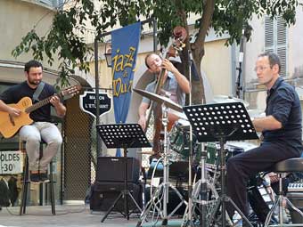 Emile Mélanchon (g) Trio,Samuel Favreau (b), Philippe Jardin (dm) Serge Baudot