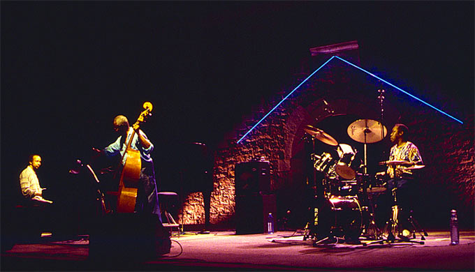 Richard Davis Trio avec Curtis Clark (p) et Andrew Cyrille (dm), Jazz au Fort Napoléon, La Seyne-sur-mer, 1997 © Ellen Bertet