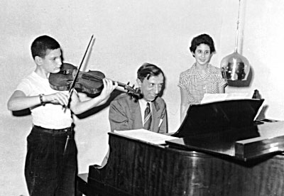 Lenny Popkin enfant, au violon avec Miecyzslaw Munz et Susan Popkin © photo X, Collection Lenny Popkin by courtesy Lenny Popkin enfant, au violon avec Miecyzslaw Munz et Susan Popkin © photo X, Collection Lenny Popkin by courtesy