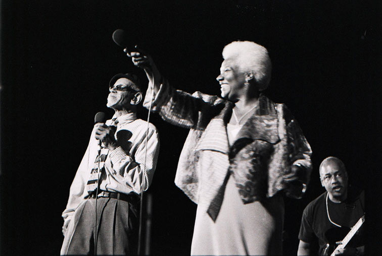Lee Durley (MC, voc), Barbara Morrison, Charles Small (g), Vaison-la-Romaine, 29 juin-1er juillet 2006 © Ellen Bertet Lee Durley (MC, voc), Barbara Morrison, Charles Small (g), Vaison-la-Romaine, 29 juin-1er juillet 2006 © Ellen Bertet