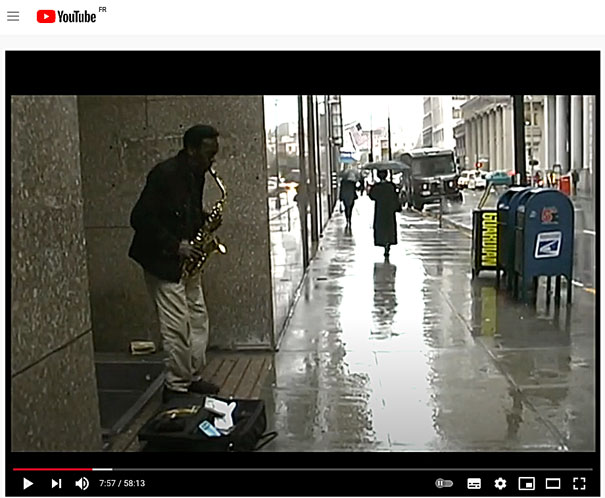   Sonny Simmons dans les rues de San Francisco en 2001 image extraite de In Modern Time, documentaire de Robert Brewster,  sortie en 2003, YouTube (cf. vidéographie)